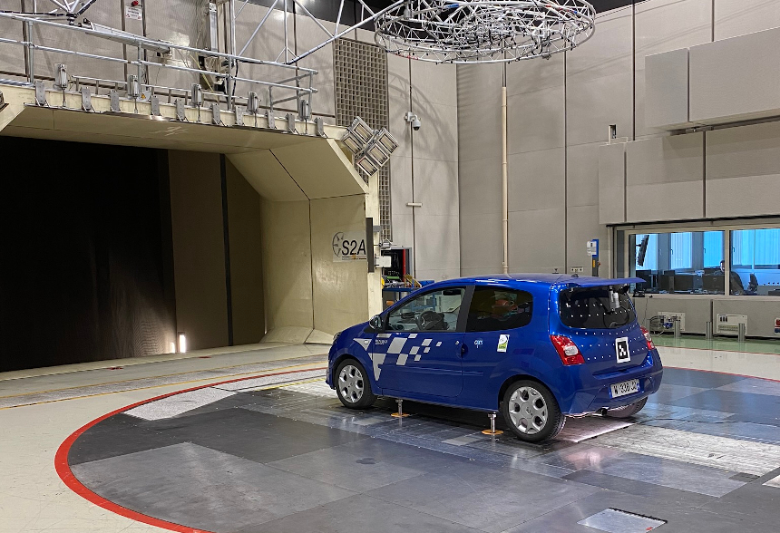 Une voiture dans un hangar