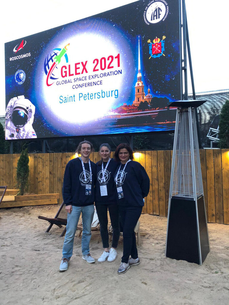 Étudiants posant devant le panneau du GLEX