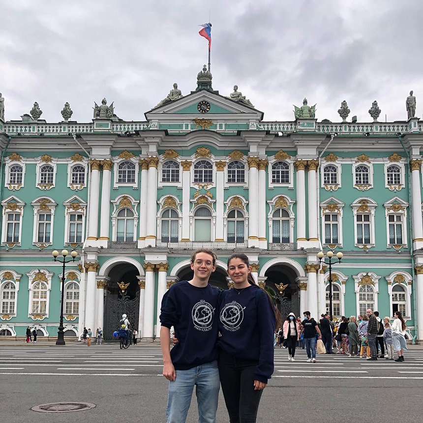 Étudiants posant devant le Musée de l'Ermitage