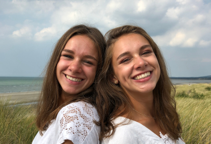 photo de Charlotte et Laura Tremble, 2 étudiantes IPSA qui suivent le parcours sportifs de haut niveau à l'IPSA