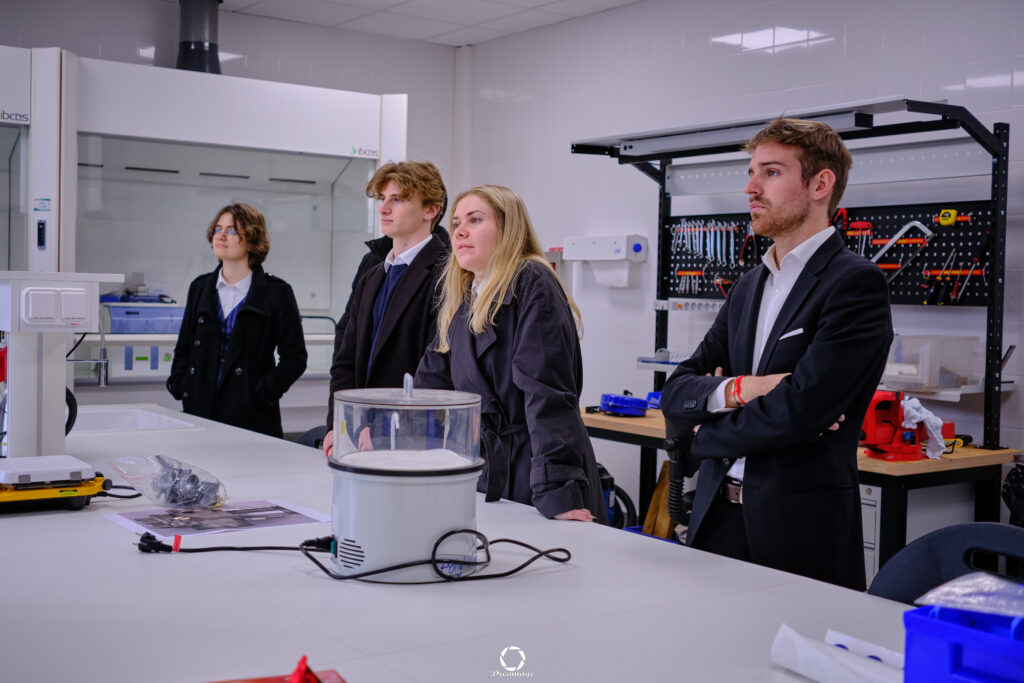 Groupe d'étudiants dans un laboratoire