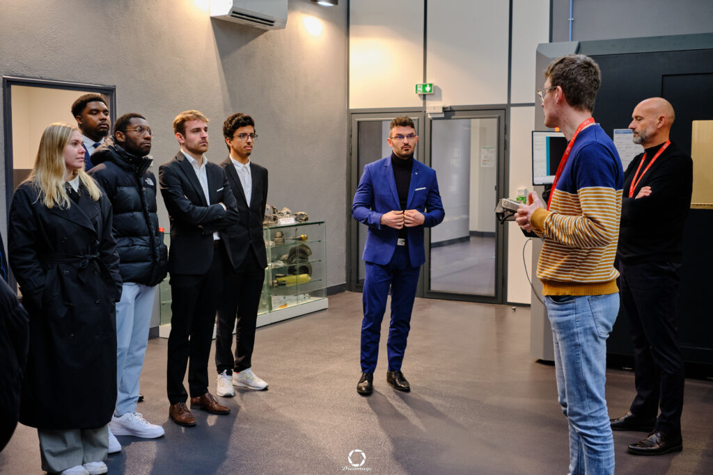 Groupe d'étudiants écoutant un intervenant