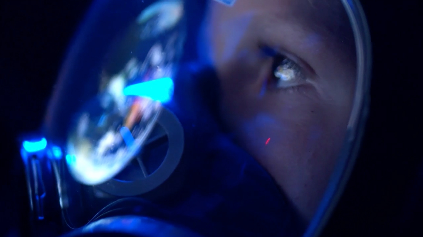 Visage d'une personne dans un casque de pilote qui regarde vers le ciel