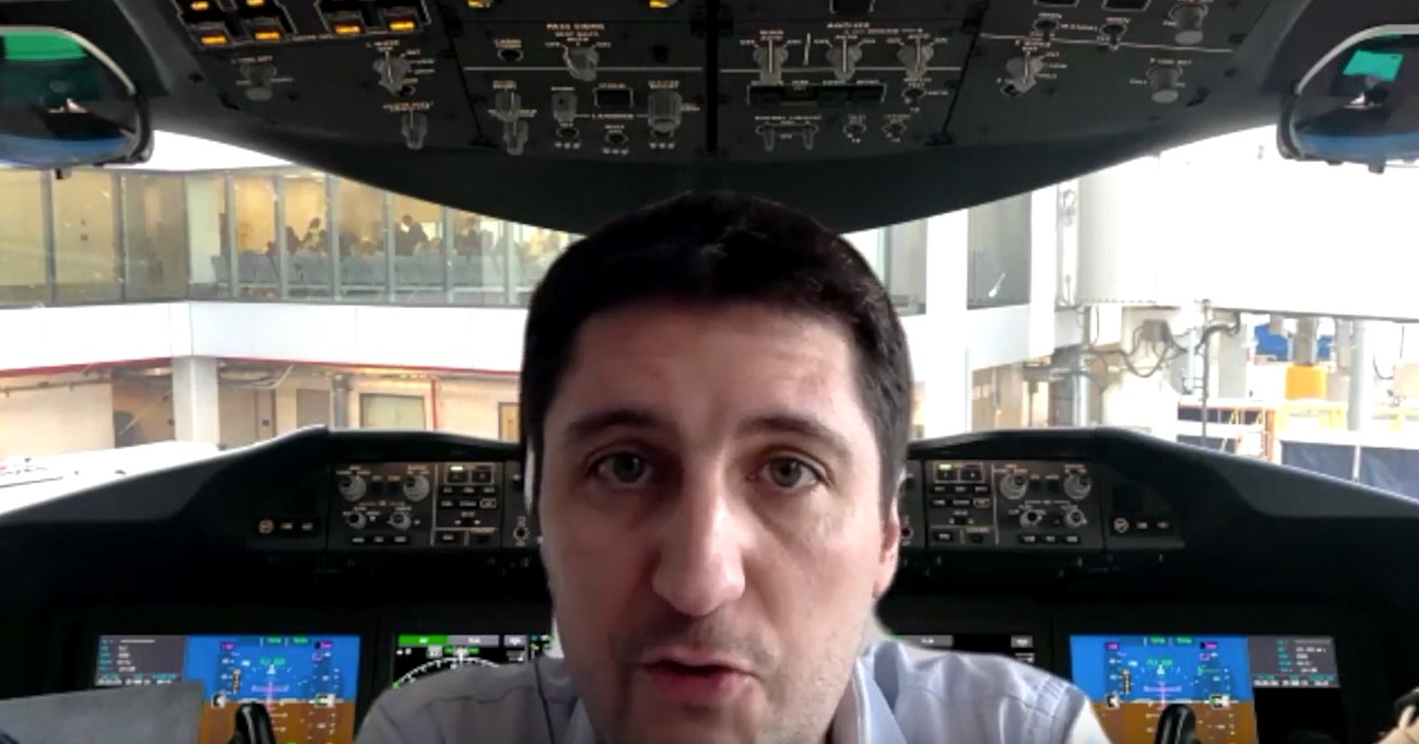 Nicolas Tenoux, pilote confirmé, il partage son expérience avec les étudiants de l'IPSA? école d'aéronautique et spatial, et il les forme pour qu'ils deviennent aussi des pilotes confirmés