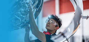 homme en train de travailler sur un moteur d'avion