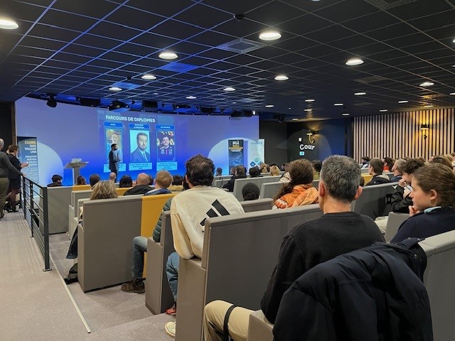 Une salle de conférence avec des étudiants sur le campus de Lyon de l'IPSA, école d'aéronautique et spatial
