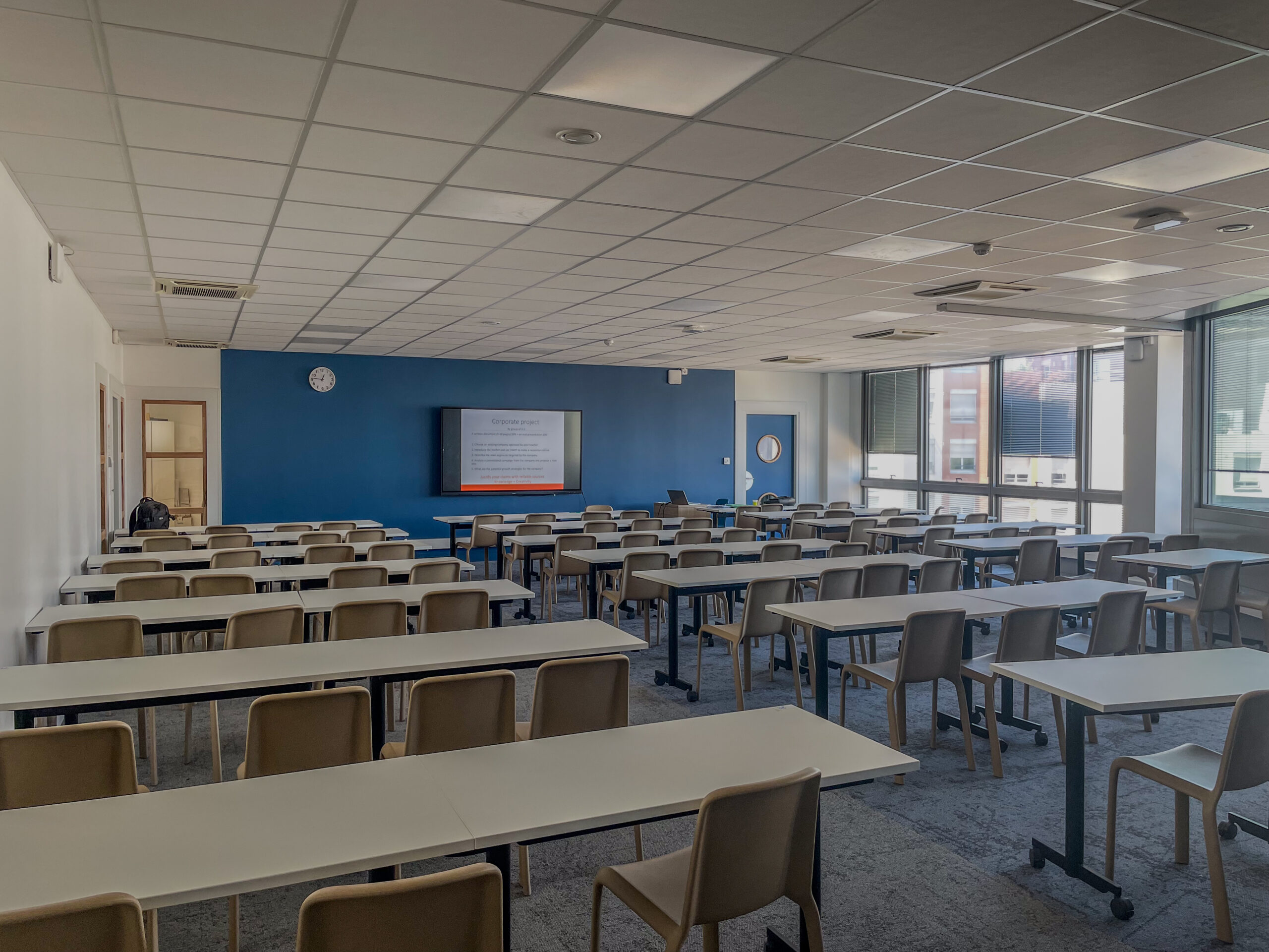 Une salle de classe vide sur le campus de Lyon de l'IPSA, école d'aéronautique et spatial