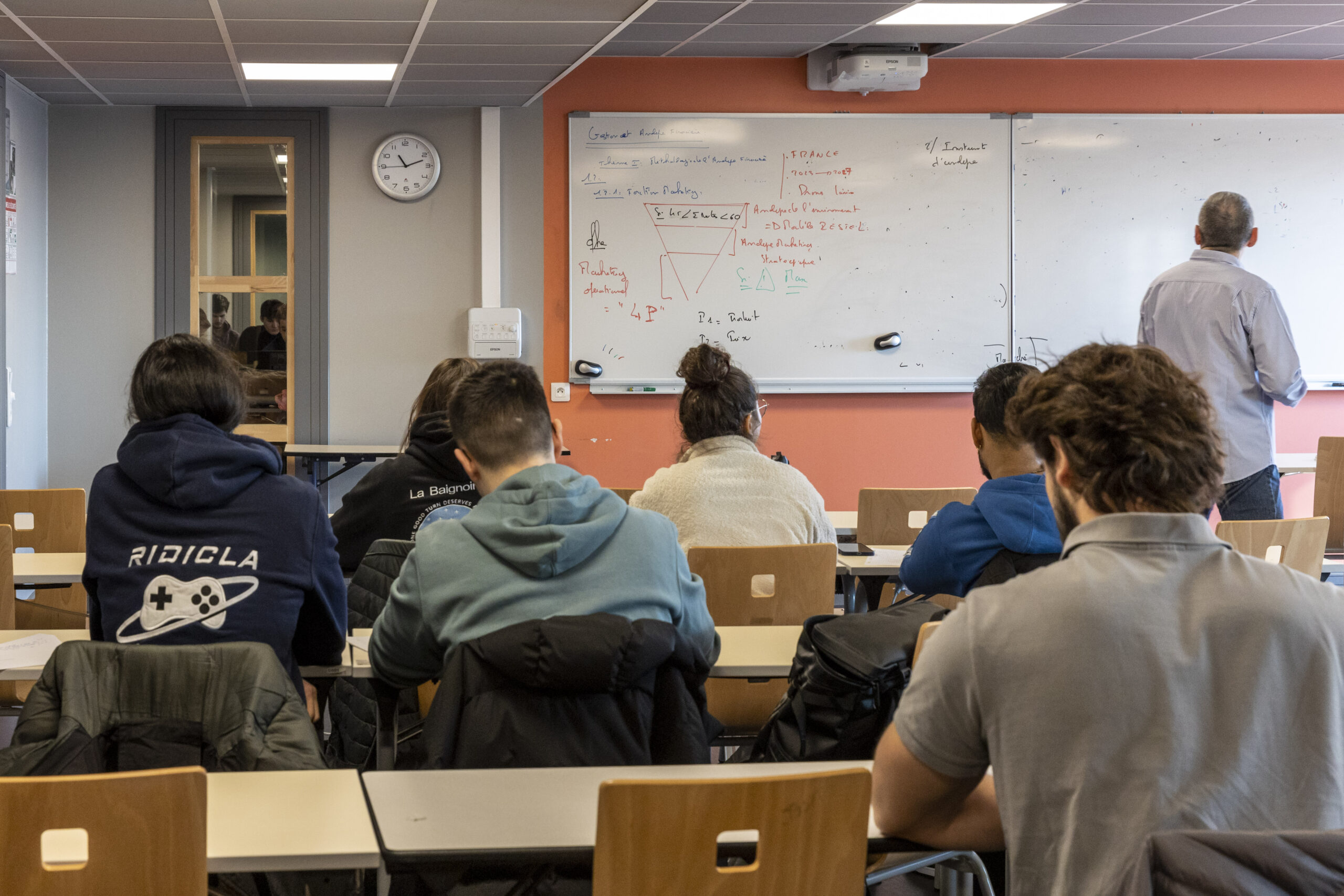 Une des salles de classes pleine d'étudiants du campus de Paris de l'IPSA, l'école d'aéronautique et spatial