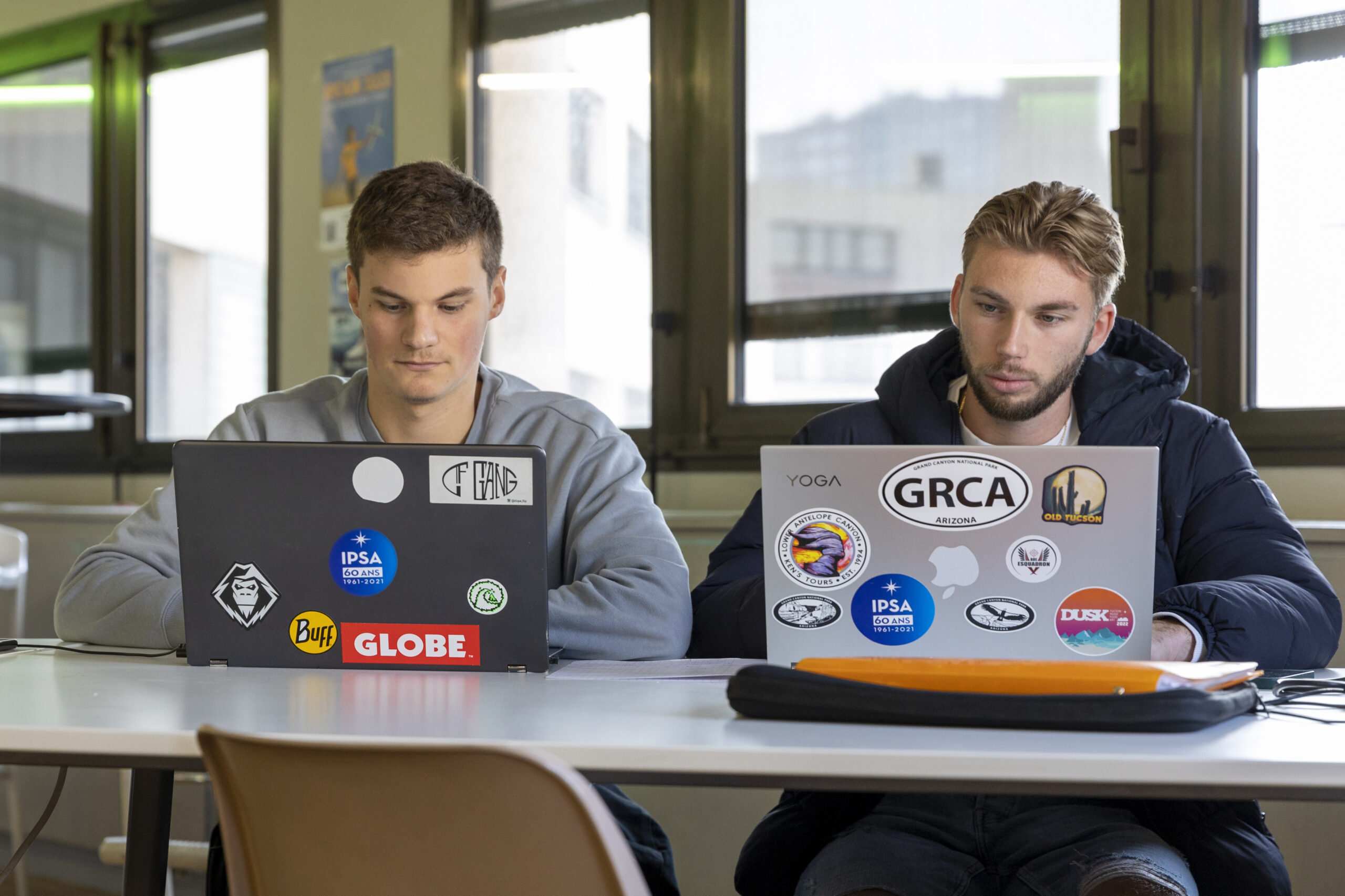 Deux étudiants devant leurs ordinateurs dans l'une des salles de classes du campus de Paris de l'IPSA, l'école d'aéronautique et spatial