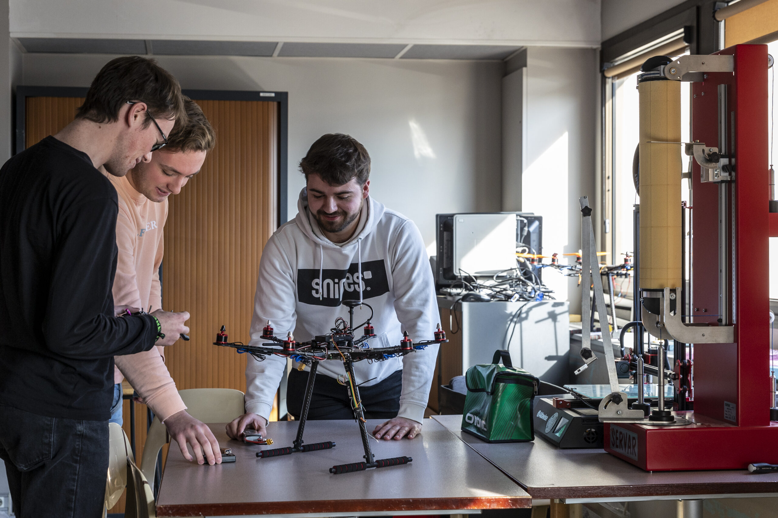 Des étudiants en train de travailler sur les drones, sur le campus de Paris de l'IPSA, école d'aéronautique et spatial
