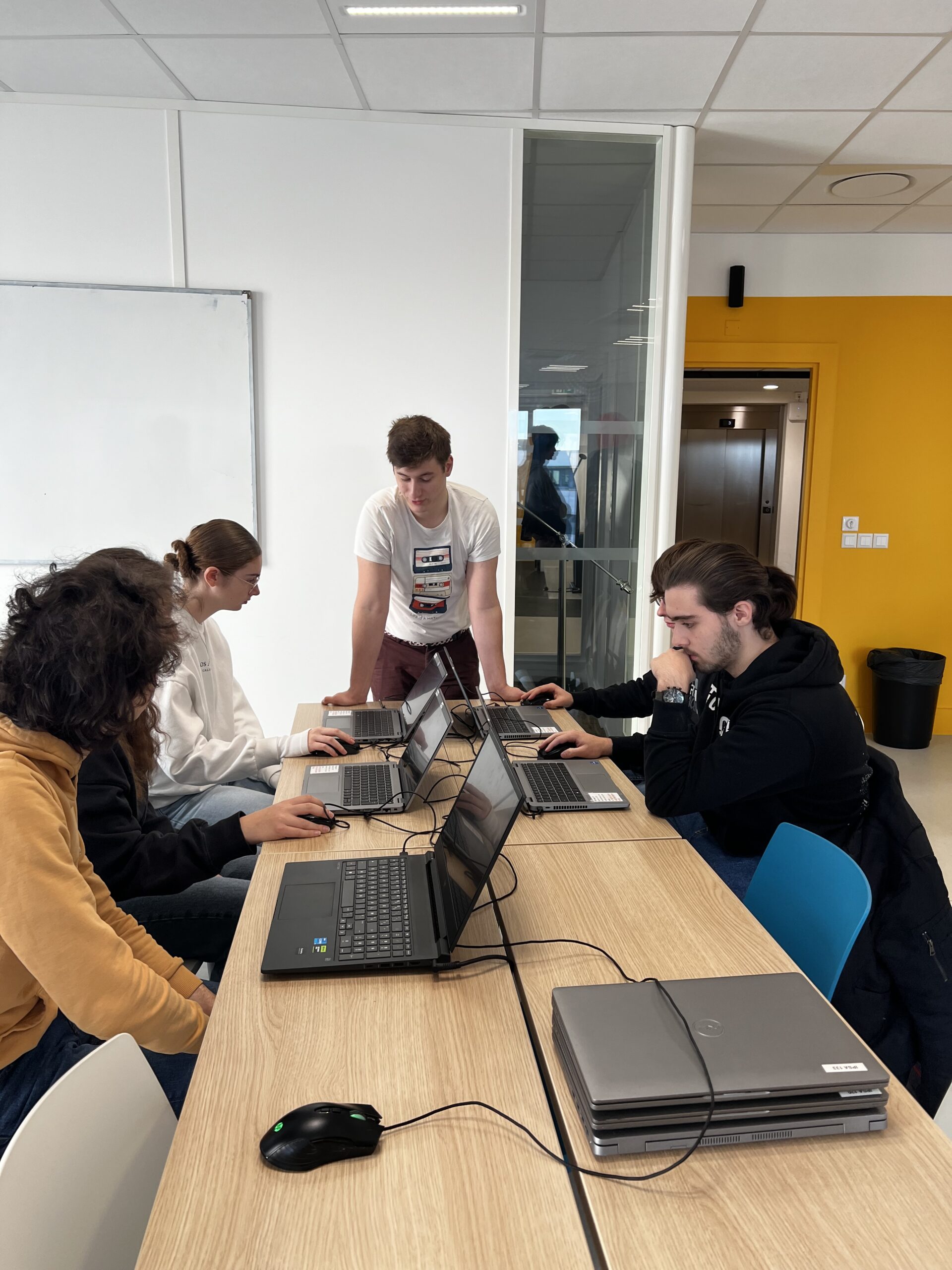 Des étudiants de l'IPSA en train de travailler sur leurs ordinateurs sur le campus de Toulouse de l'école d'aéronautique et spatial
