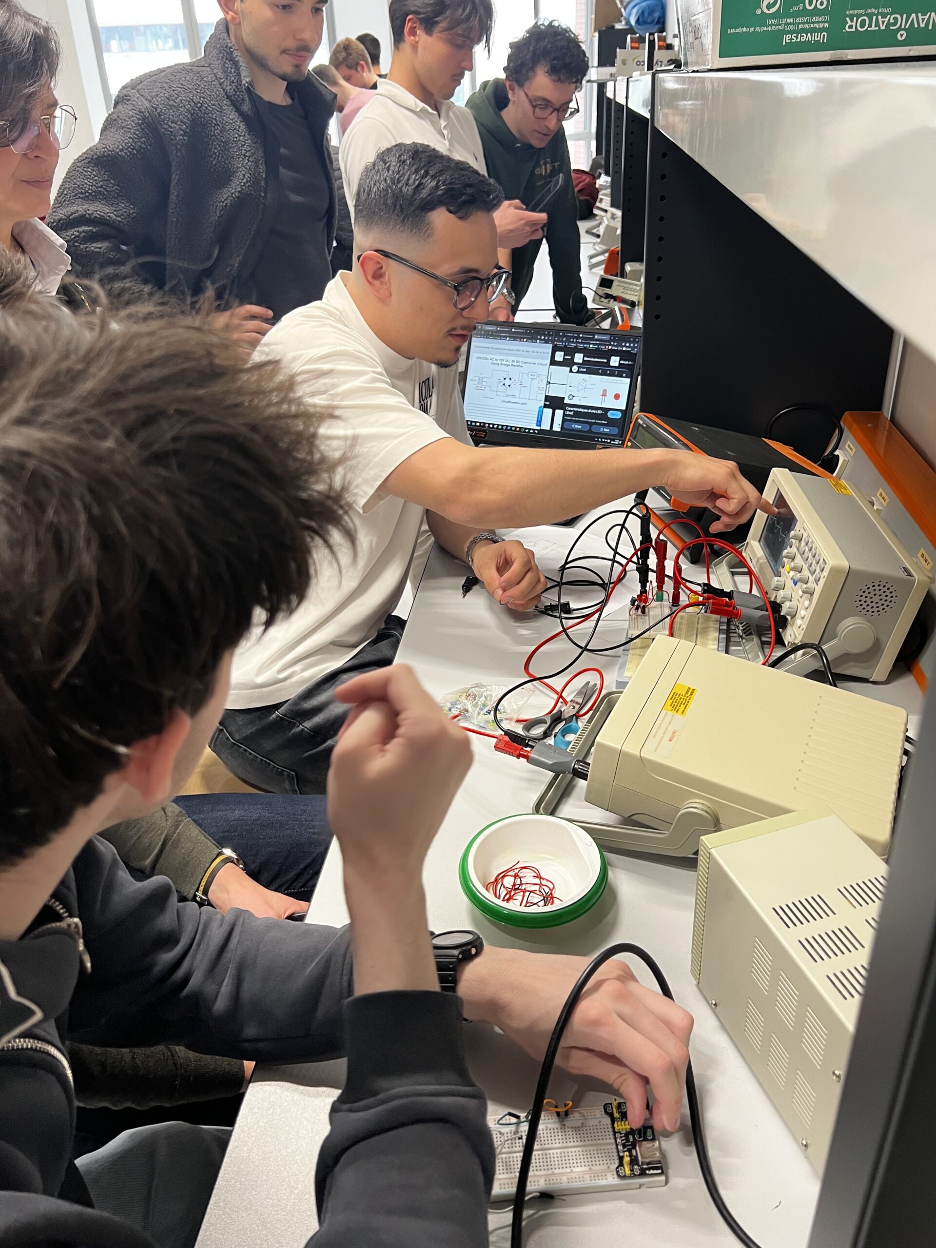 Des étudiants de l'IPSA en train de bricoler une machine sur le campus de Toulouse