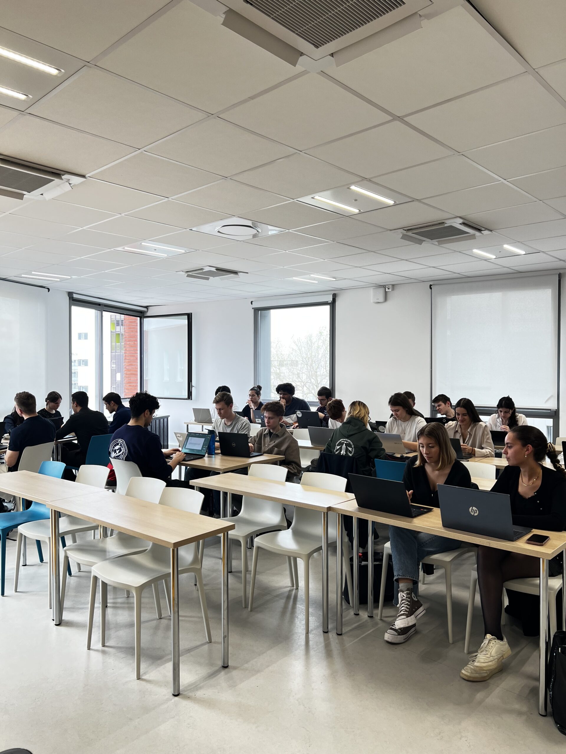 Une salle de classe pleine d'étudiants dans le campus de Toulouse de l'école d'aéronautique et spatial de l'IPSA