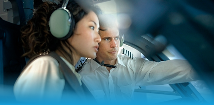 cockpit d'un avion avec un pilote et son élève