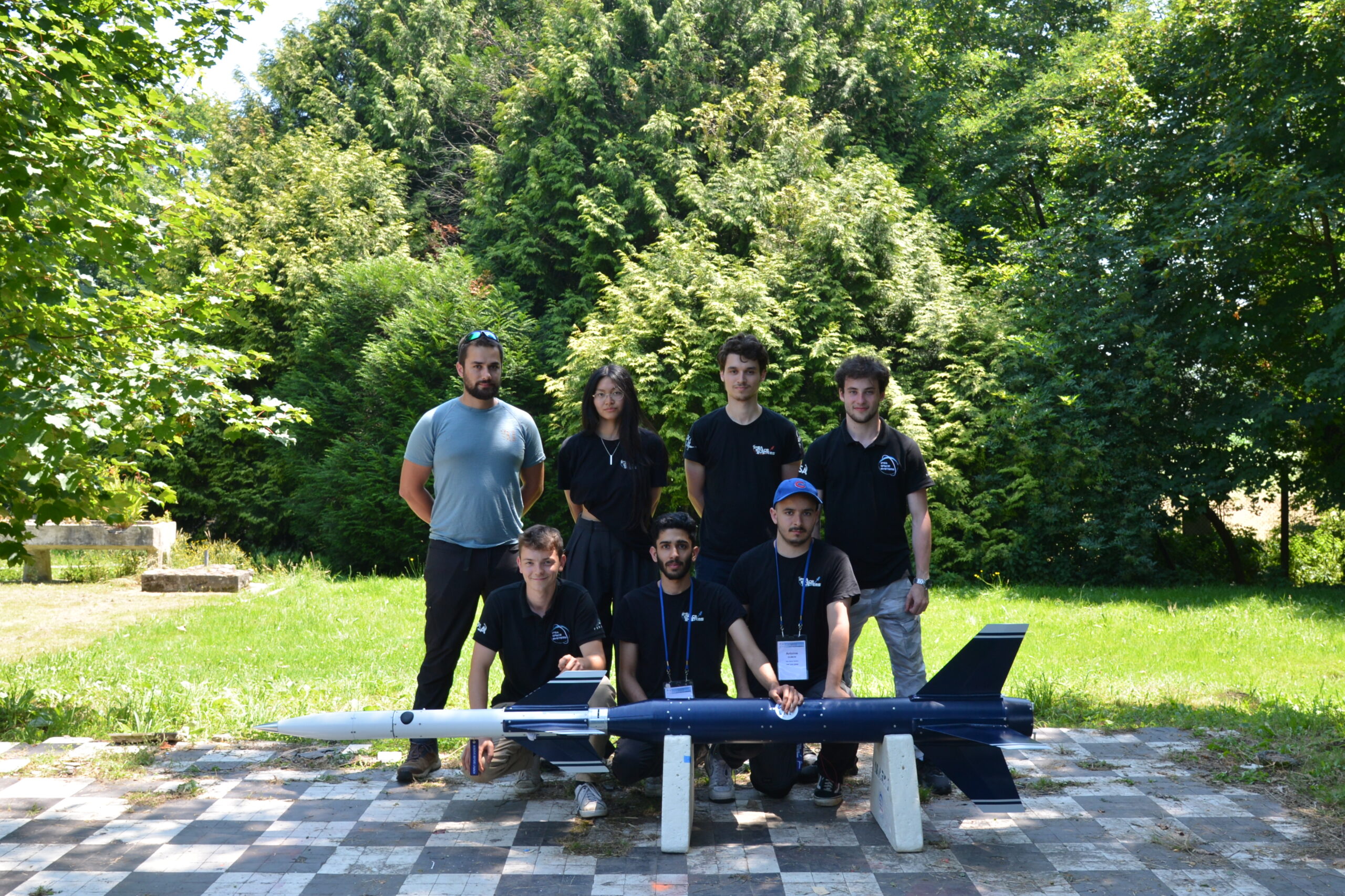 Les étudiants de l'association IPSA Space Systems qui posent avec une fusée spatiale