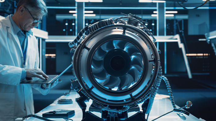image d'un chercheur face à un moteur