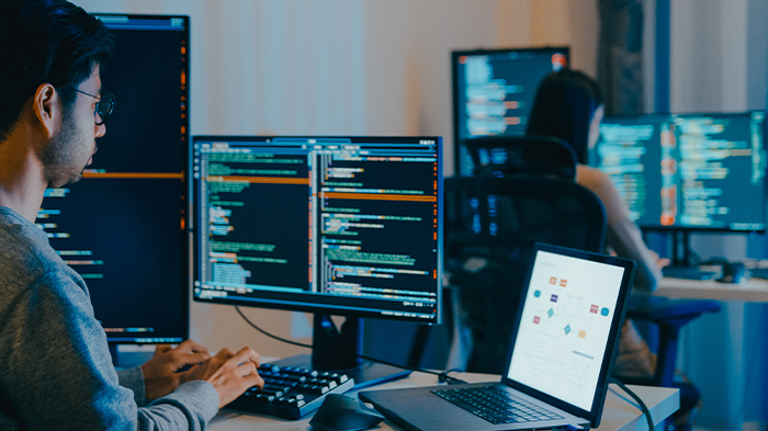 lignes de commande affichées sur plusieurs écrans d'ordinateur