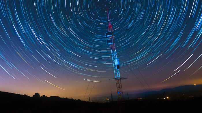image d'une antenne avec des ondes ajoutées dans le ciel