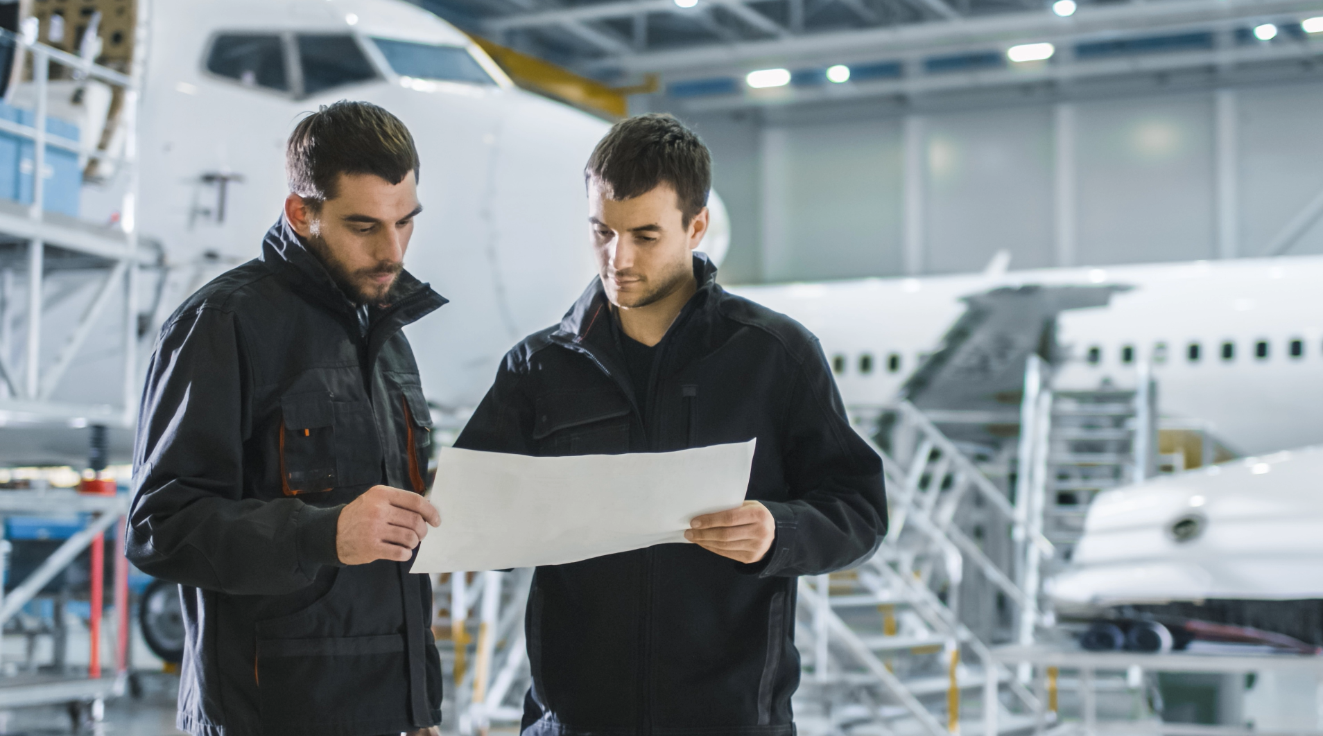2 experts en discussion devant un avion
