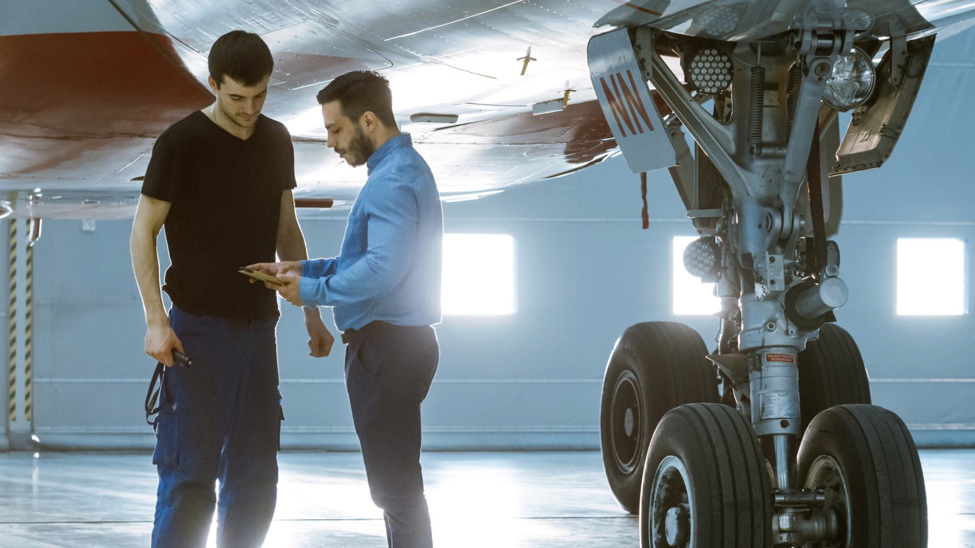 2 experts en discussion devant un avion