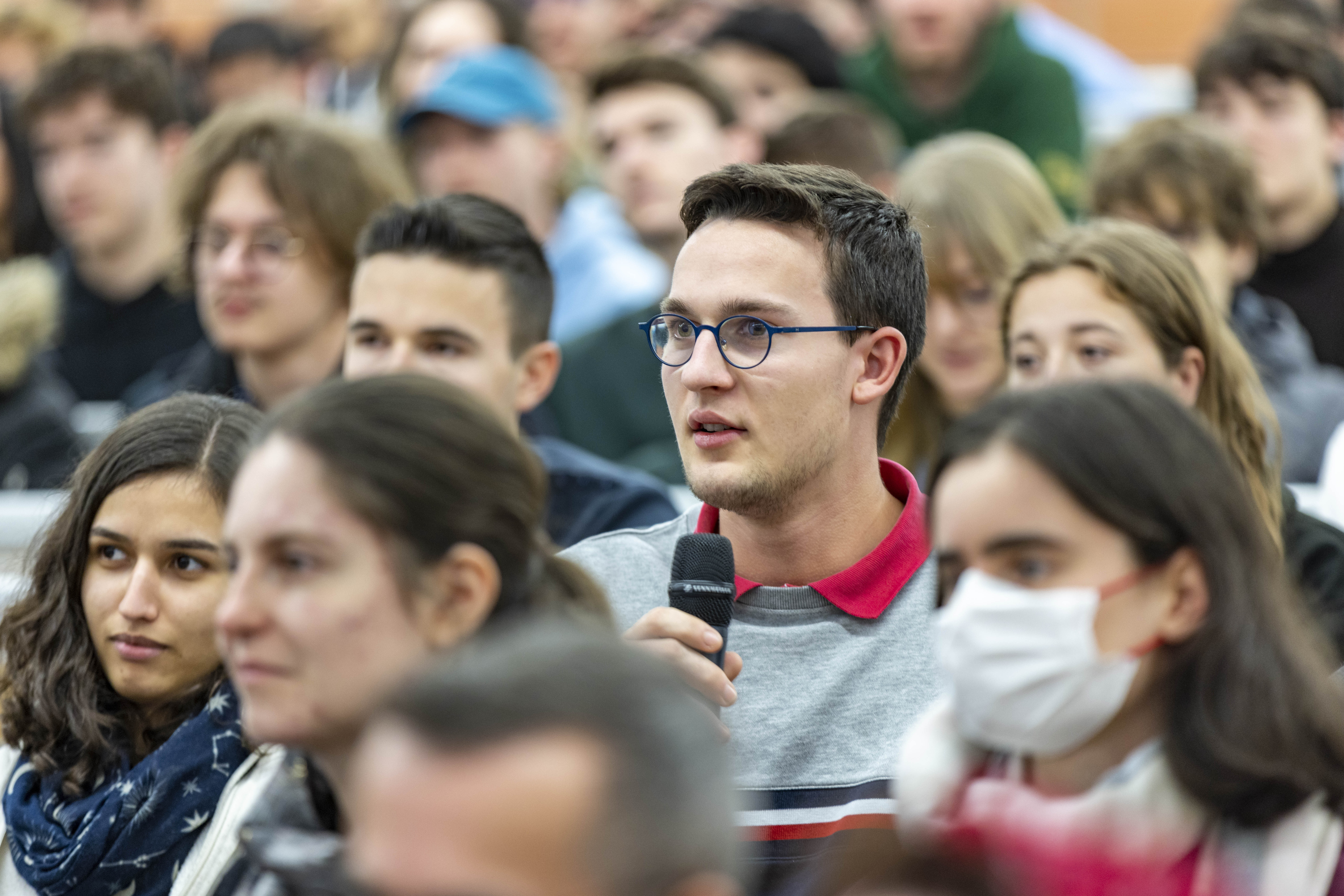 Conference Mars-Terre, destins croises avec Yann Arthus-Bertrand et Philippe Henarejos lors du 4eme festival du vol IPSA, IPS'AIR 2023