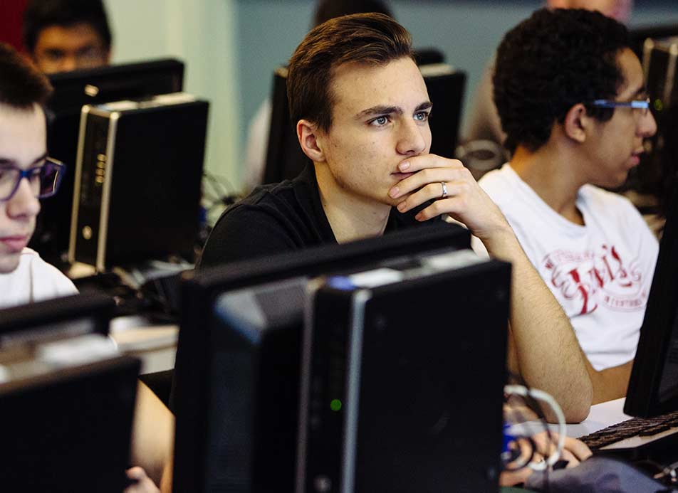 étudiants en train de réfléchir devant un ordinateur