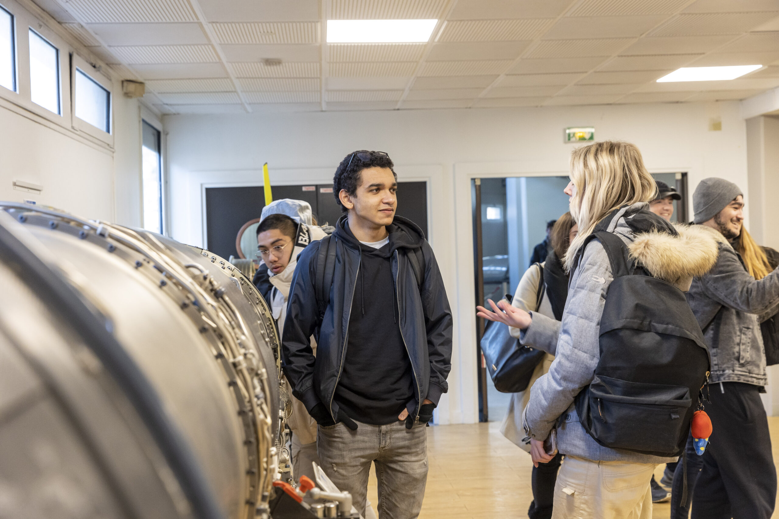 Des jeunes discutent ensemble lors du 4eme festival du vol IPSA, IPS'AIR 2023