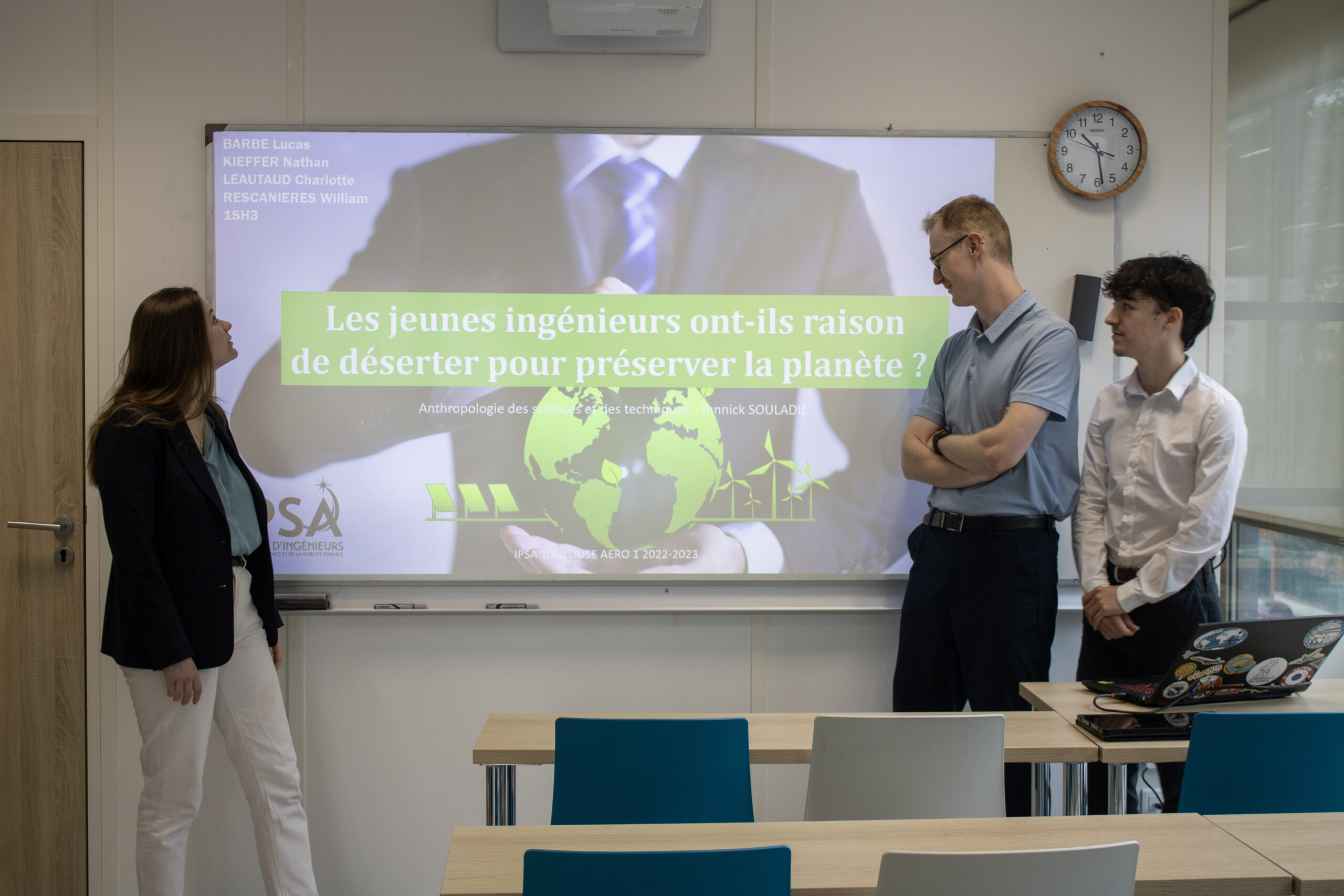 Trois étudiants de l'IPSA en train de présenter une soutenance sur "Les jeunes ingénieurs ont-ils raison de déserter pour préserver la planète."