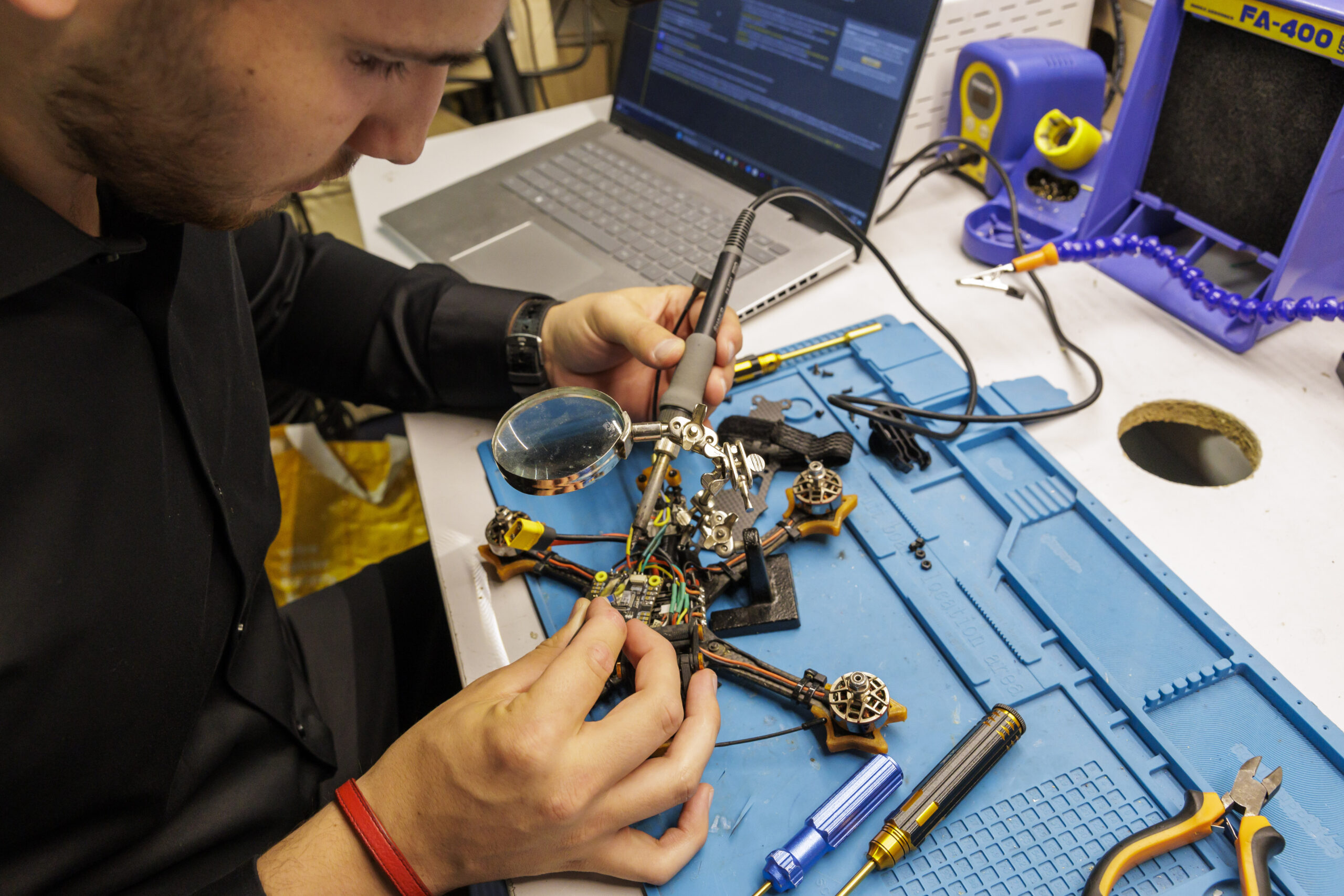 étudiant école aéronautique IPSA travaillant sur un drone