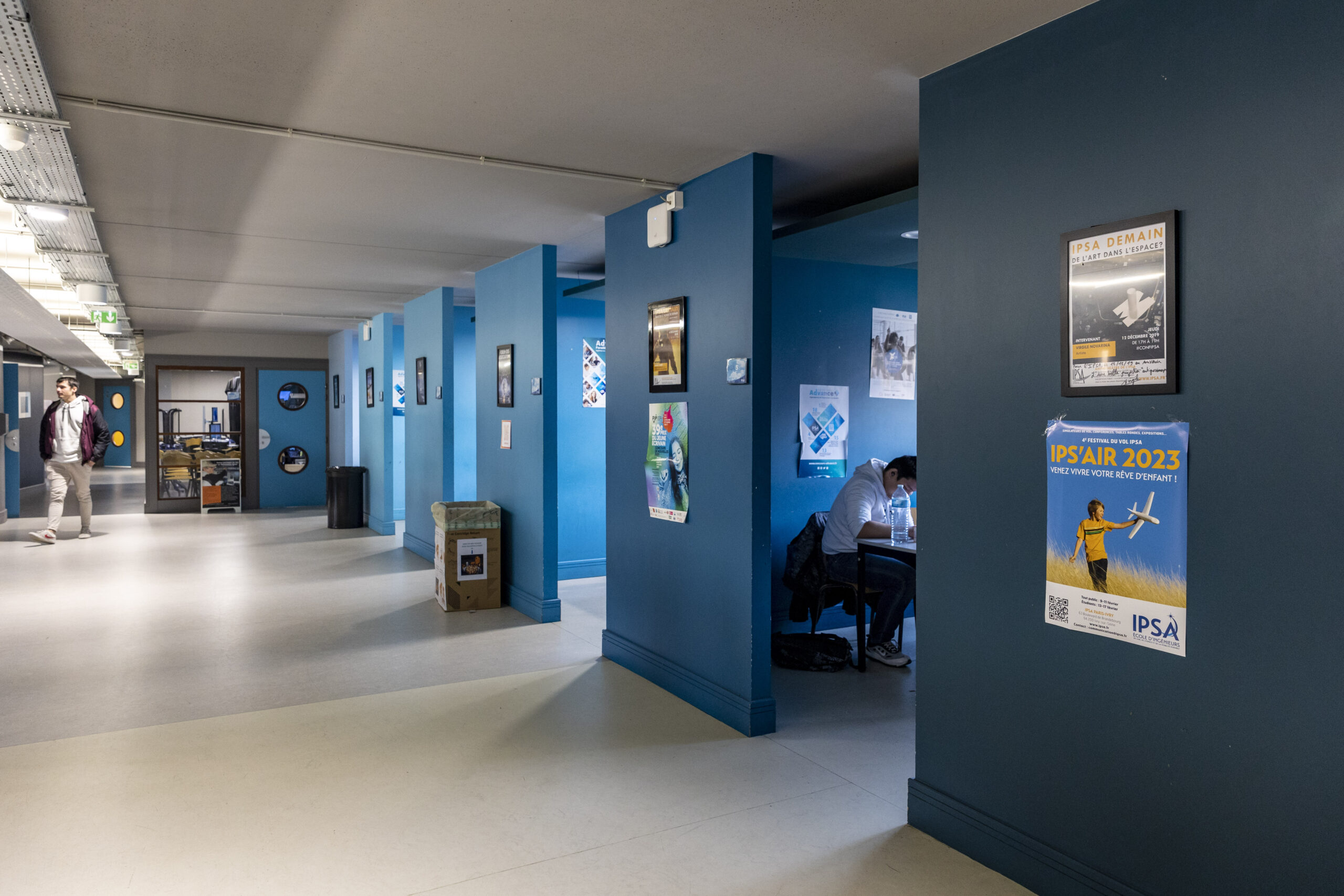 photo d'un couloir avec plusieurs box de travail sur le campus IPSA école aéronautique Paris-Ivry sur Seine