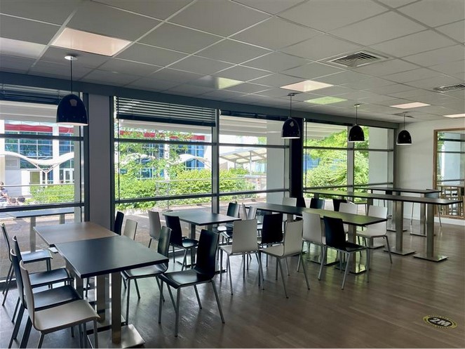 vue de la cafétéria du campus IPSA école aéronautique Lyon