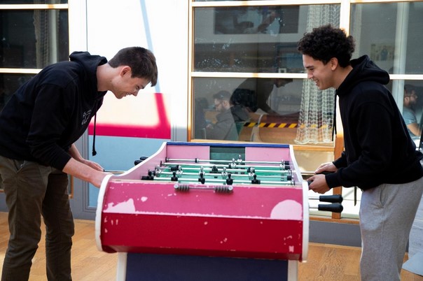 étudiants jouant au babyfoot dans la cafétéria de l'IPSA école aéronautique Paris-Ivry sur Seine