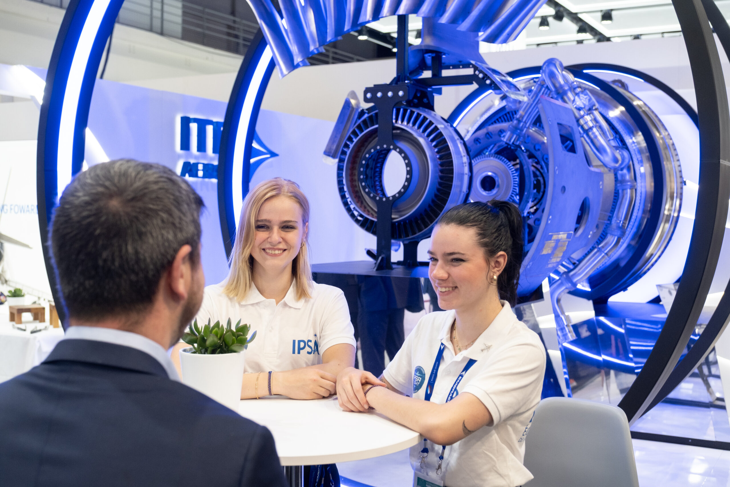 étudiantes de l'IPSA, discutant avec un homme en costume de do, sur le salon du Bourget