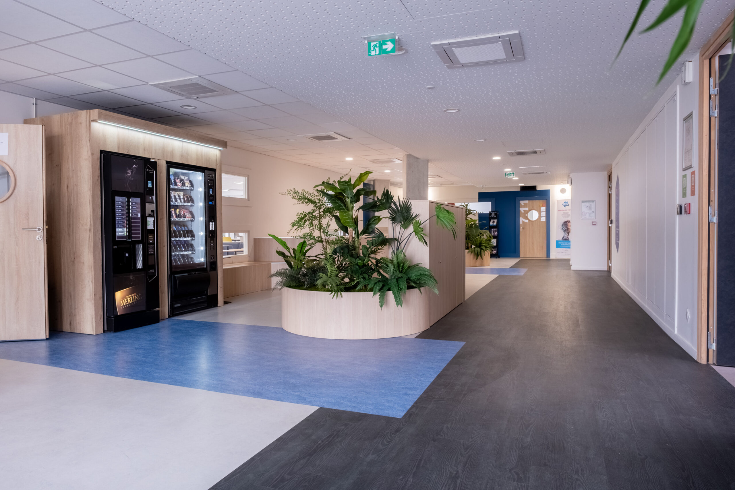 photo d'un espace commun avec distributeurs sur le campus IPSA école ingénieur Toulouse