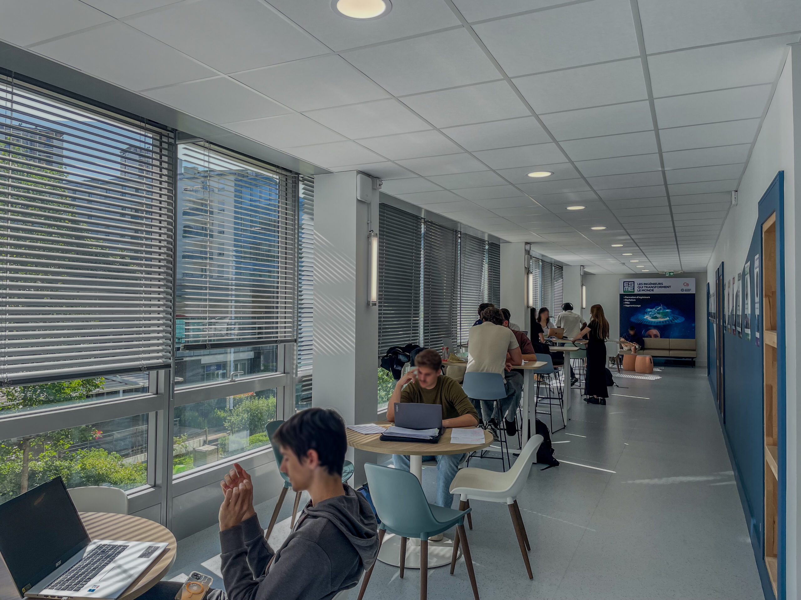 photo d'un espace de coworking sur le campus IPSA école aéronautique Lyon