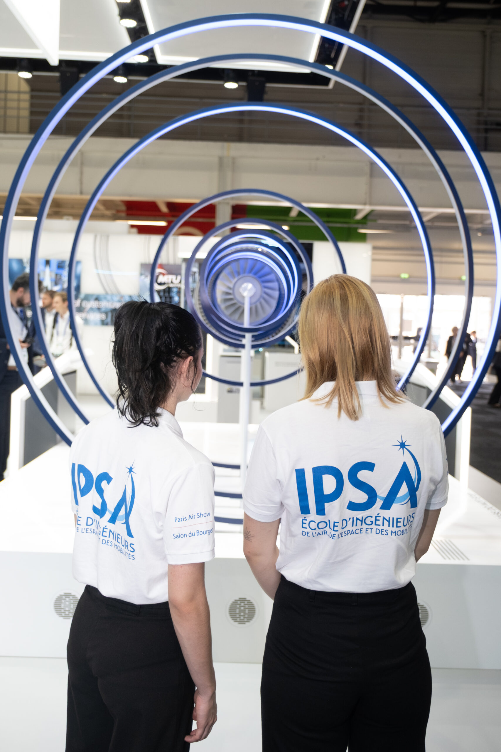 deux étudiantes de dos, avec un tshirt floqué IPSA