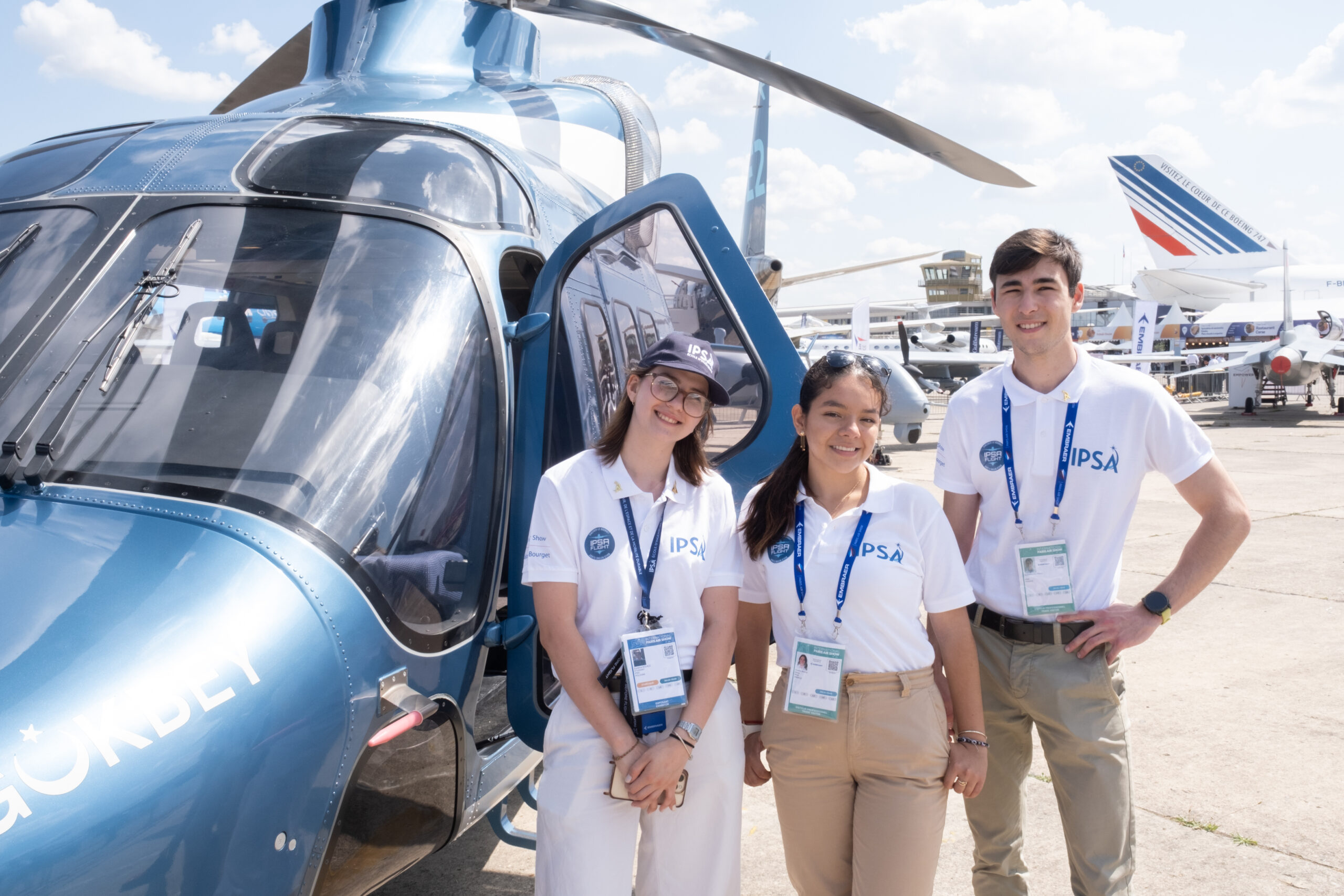 3 étudiants de l'IPSA, 2 filles et 1 garçon, devant un avion au salon du Bourget