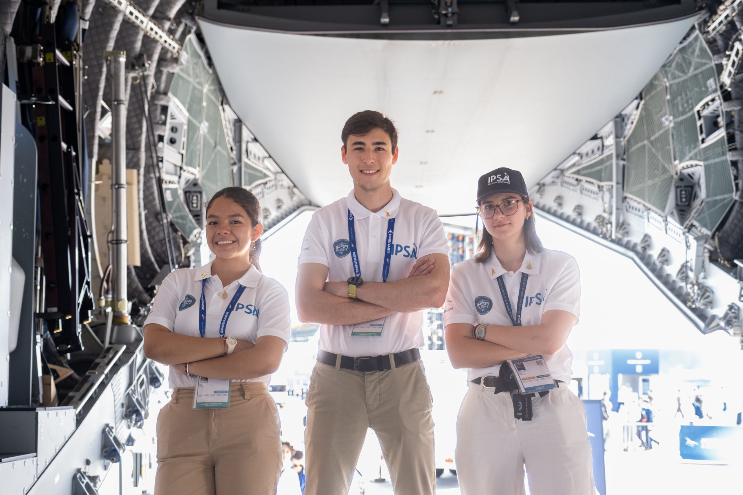 trois étudiants de l'IPSAposant fièrement devant n avion au Salon du Bourget