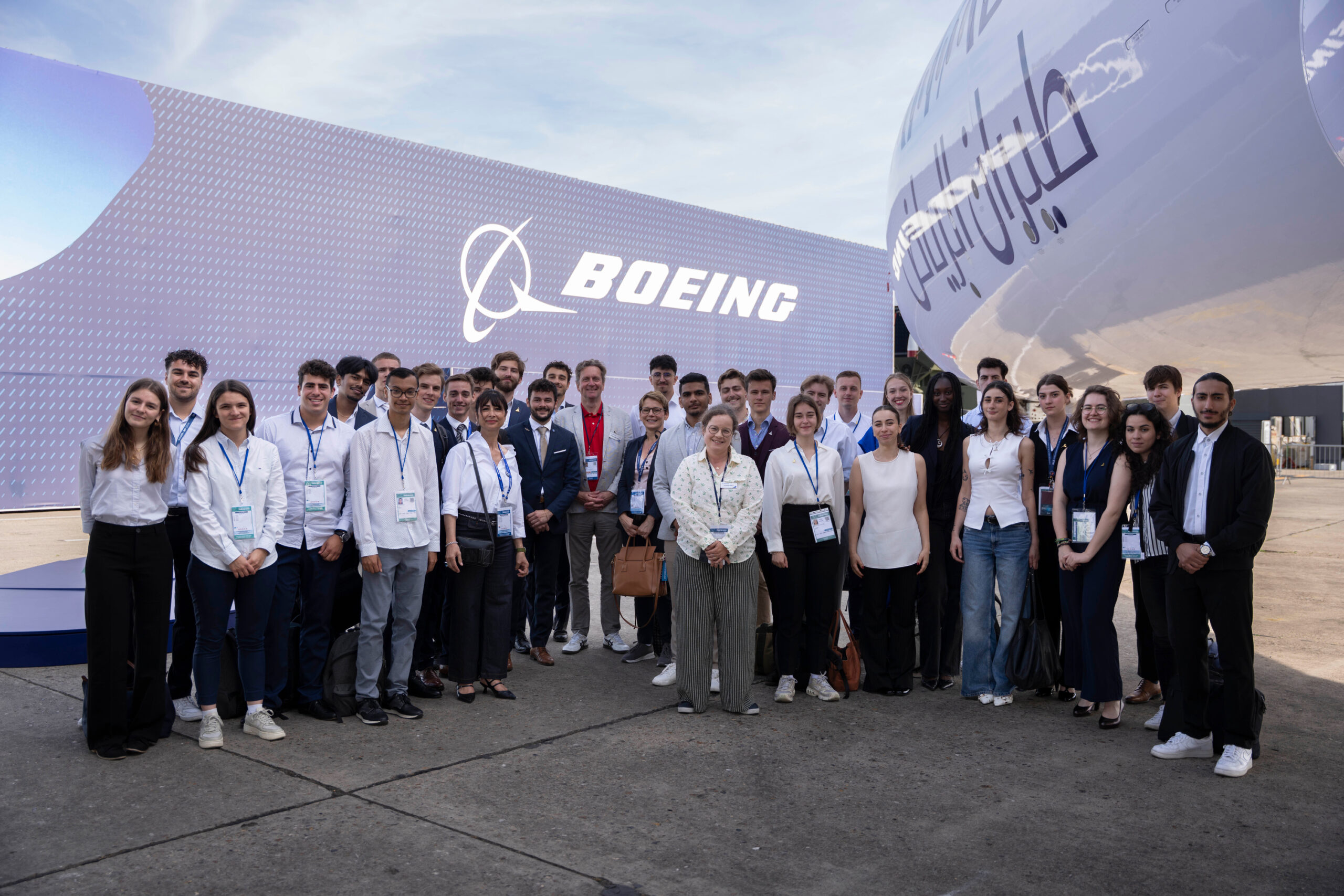 Toute la team IPSA devant un Boeing, au salon du Bourget 2025
