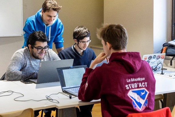 photo d'un groupe d'étudiants en session de travail sur le campus ipsa ecole aéronautique Paris-Ivry sur Seine
