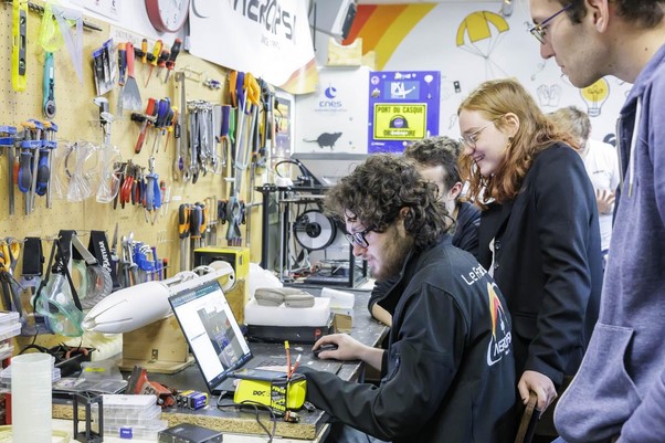 photo d'un étudiant travaillant sur un établi dans un local associatif du campus IPSA école aéronautique Paris-Ivry sur Seine