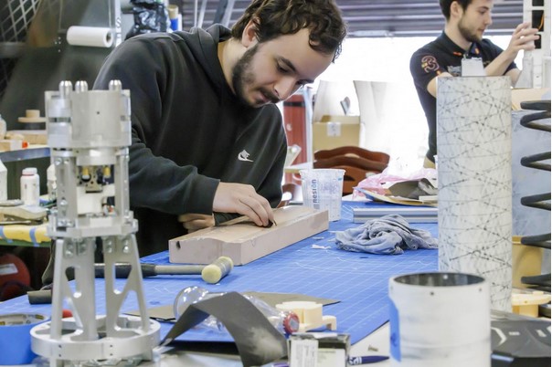 photo d'un étudiant travaillant sur un projet dans un local associatif du campus IPSA école aéronautique Paris-Ivry sur Seine