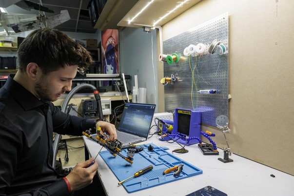 photo d'un étudiant travaillant sur un drone dans un local associatif du campus IPSA école aéronautique Paris-Ivry sur Seine