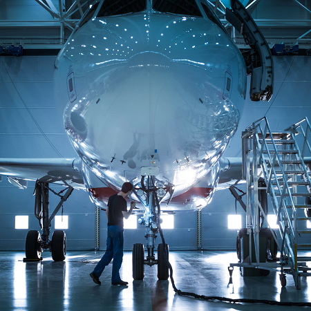 Avion dans un hangar en cours de préparation