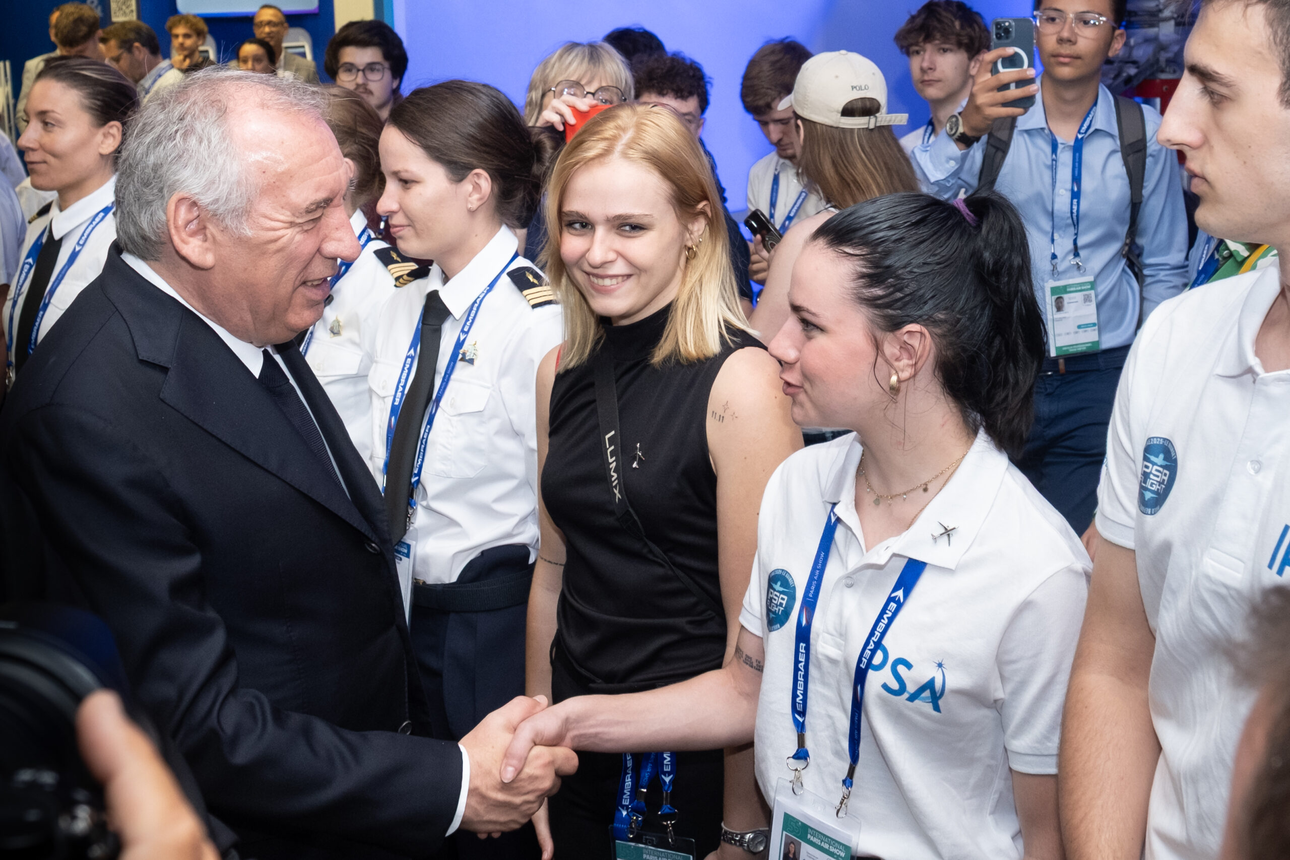 Le premier ministre qui serrent la main des étudiants de l'IPSA lors du Salon du Bourget