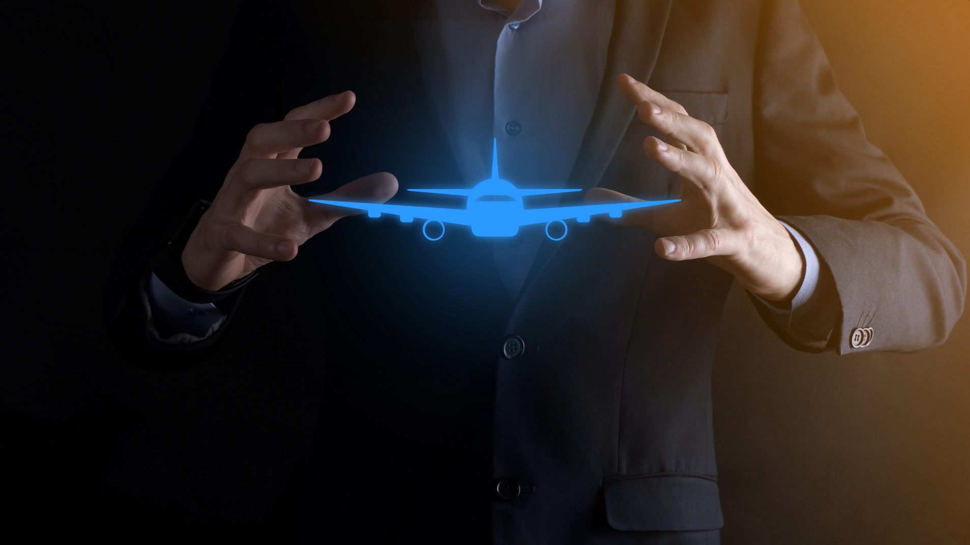 image représentant des mains entre lesquelles se trouve un hologramme d'avion