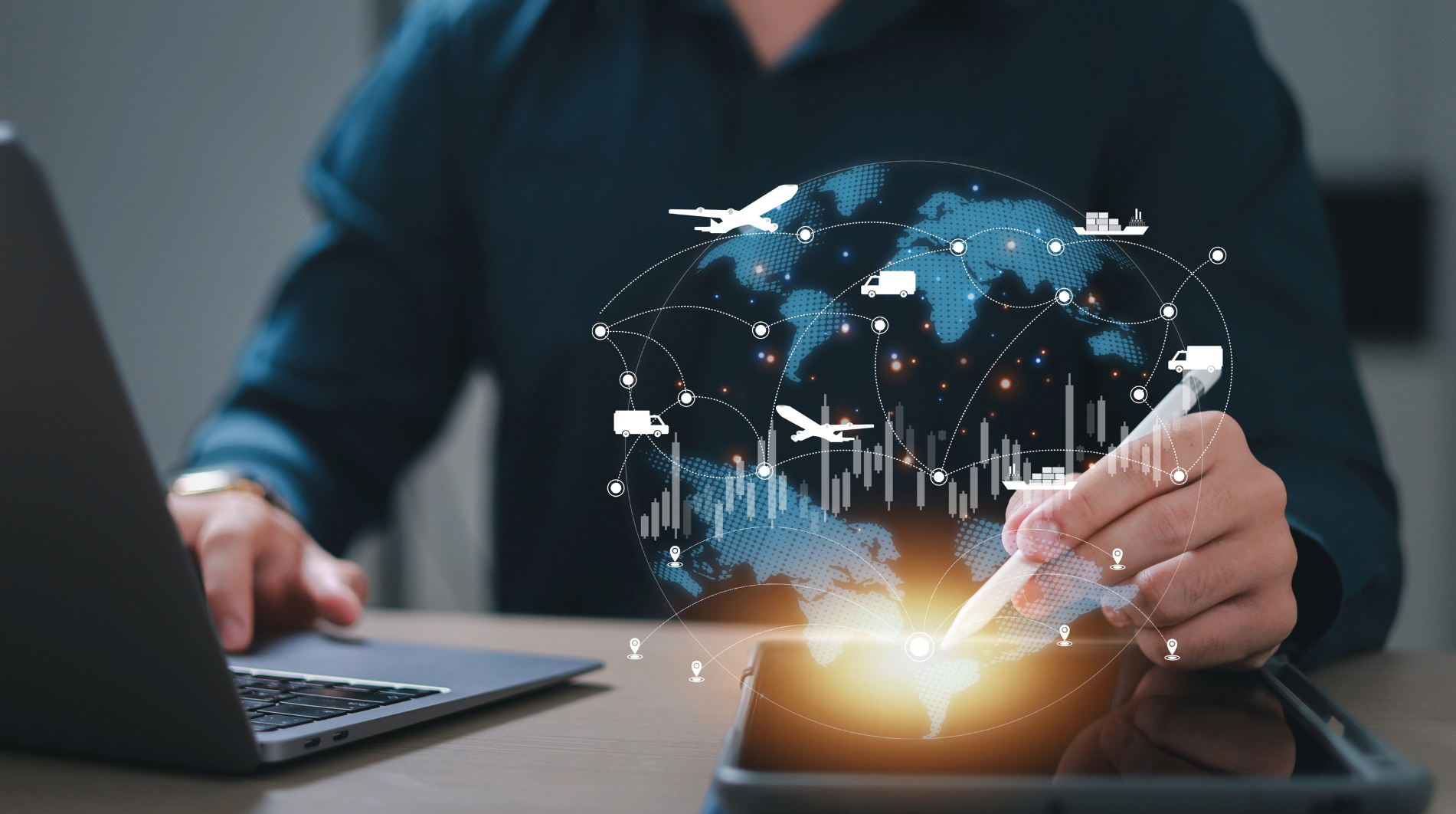 image d'un homme travaillant sur son ordinateur