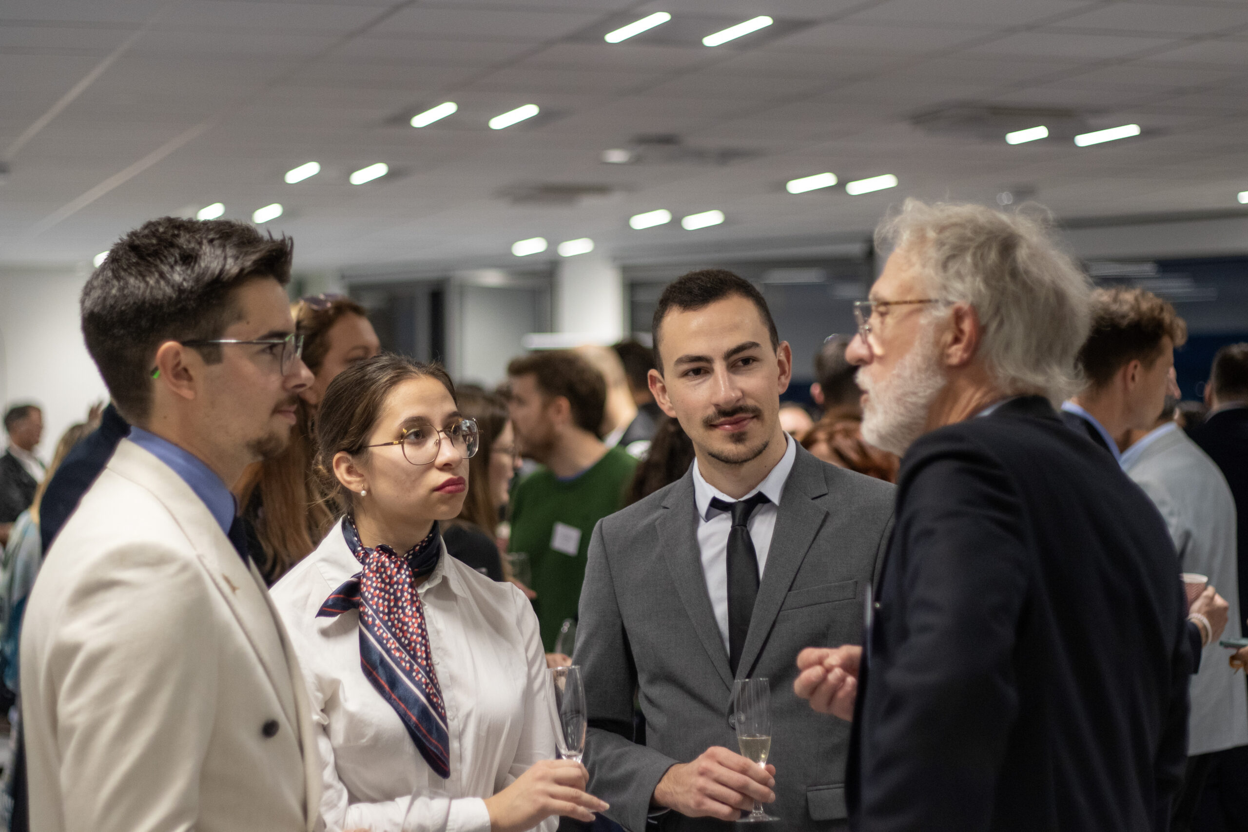 Un groupe de personnes en train de discuter