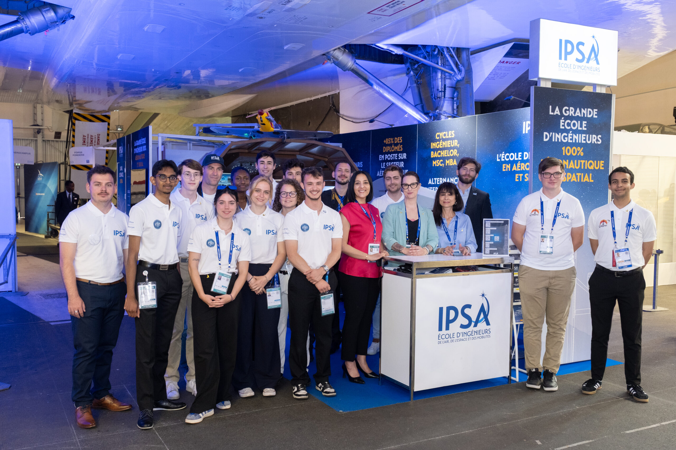Le stand de l'IPSA et toute l'équipe présente pour représenter l'école d'aéronautique et spatial au salon du Bourget 2025